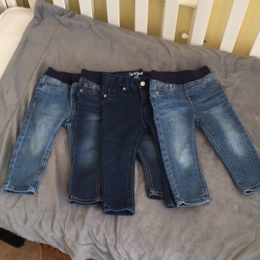 Set of 4 jeans size 18 months. In great shape!